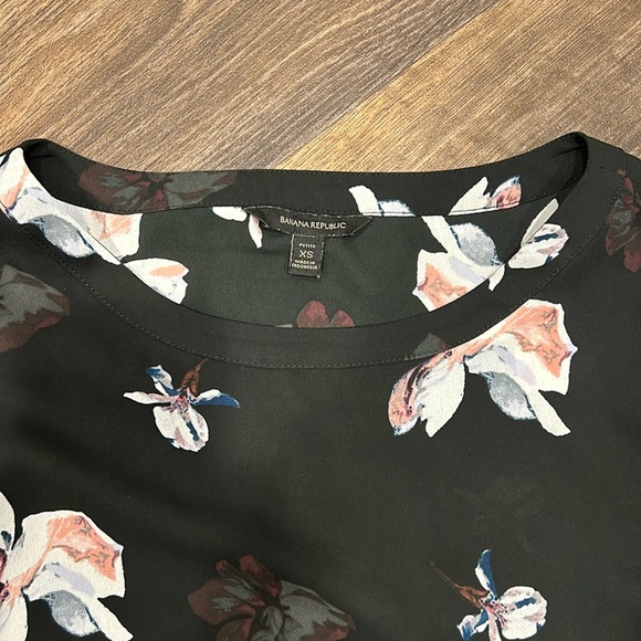 Banana Republic Petite XS black long sleeve floral blouse - Picture 3 of 4